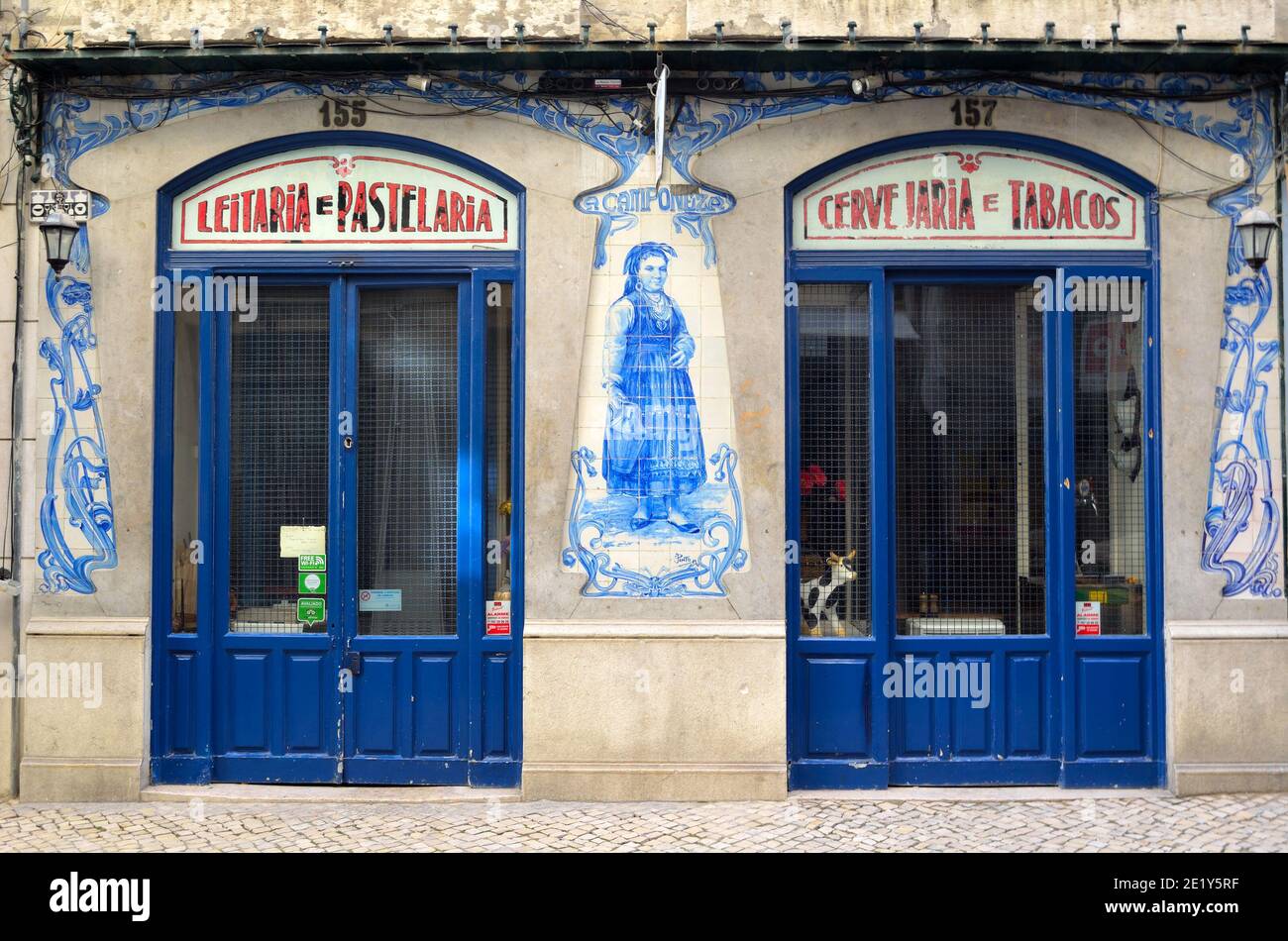 Alte traditionelle Ladenfront mit Keramikfliesen in Lissabon Portugal. Stockfoto