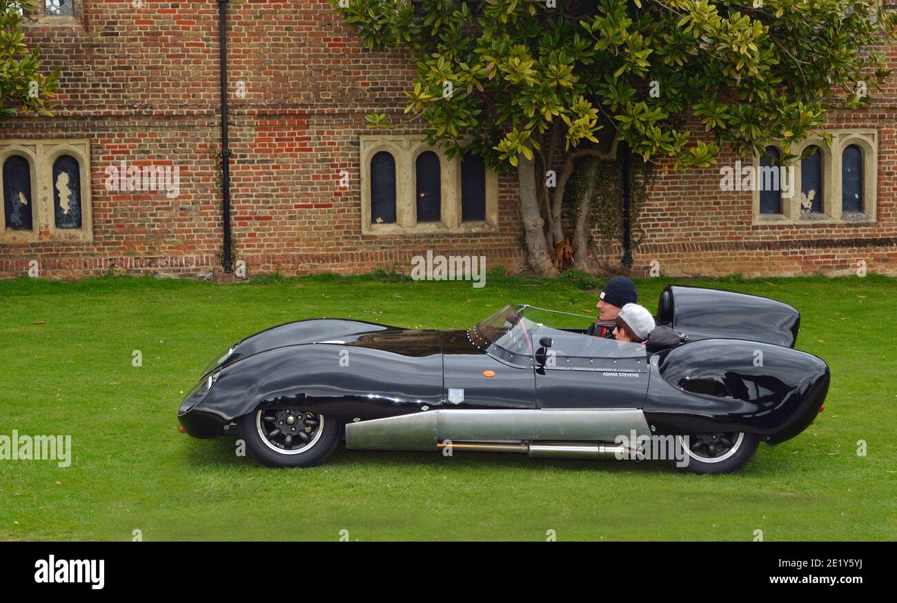 Classic Black Lotus Rennwagen vor dem alten Gebäude. Stockfoto