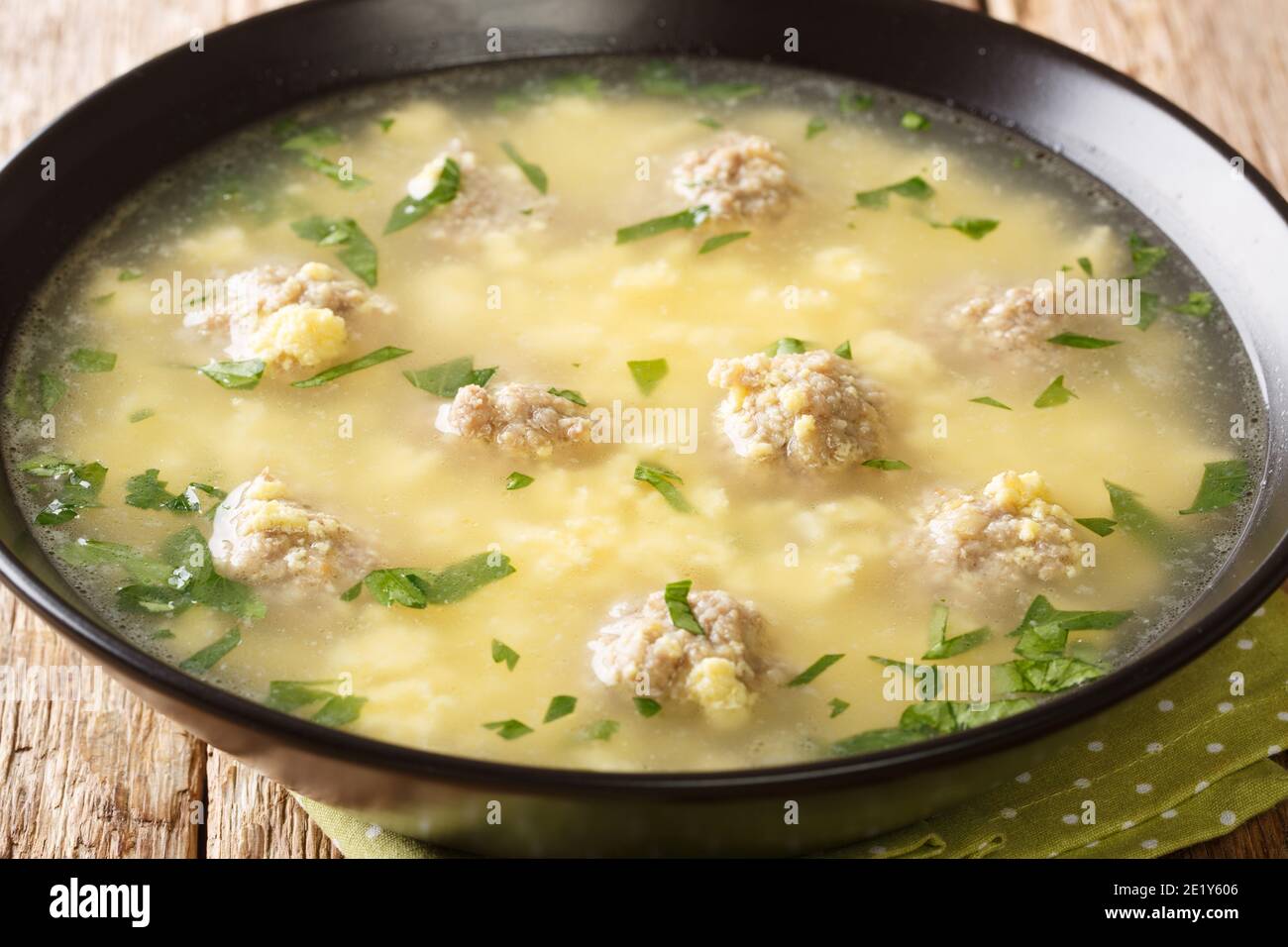 Sciusceddu oder italienische Fleischbällchen- und Eiersuppe, ist eine beliebte Suppe auf Rinderbrühe, die traditionell während der Osterfeiern in der Nähe auf dem Teller serviert wird Stockfoto