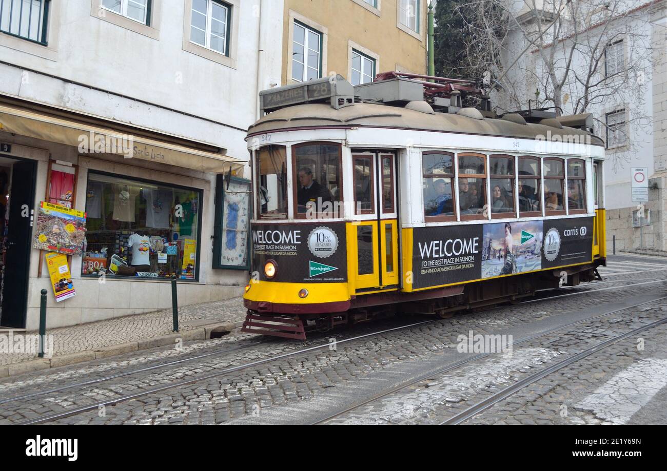 Straßenbahn in den alten Straßen des Alfama-Viertels von Lissabon Portugal Stockfoto