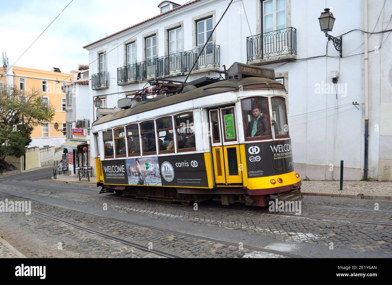 Straßenbahn in den alten Straßen des Alfama-Viertels von Lissabon Portugal Stockfoto