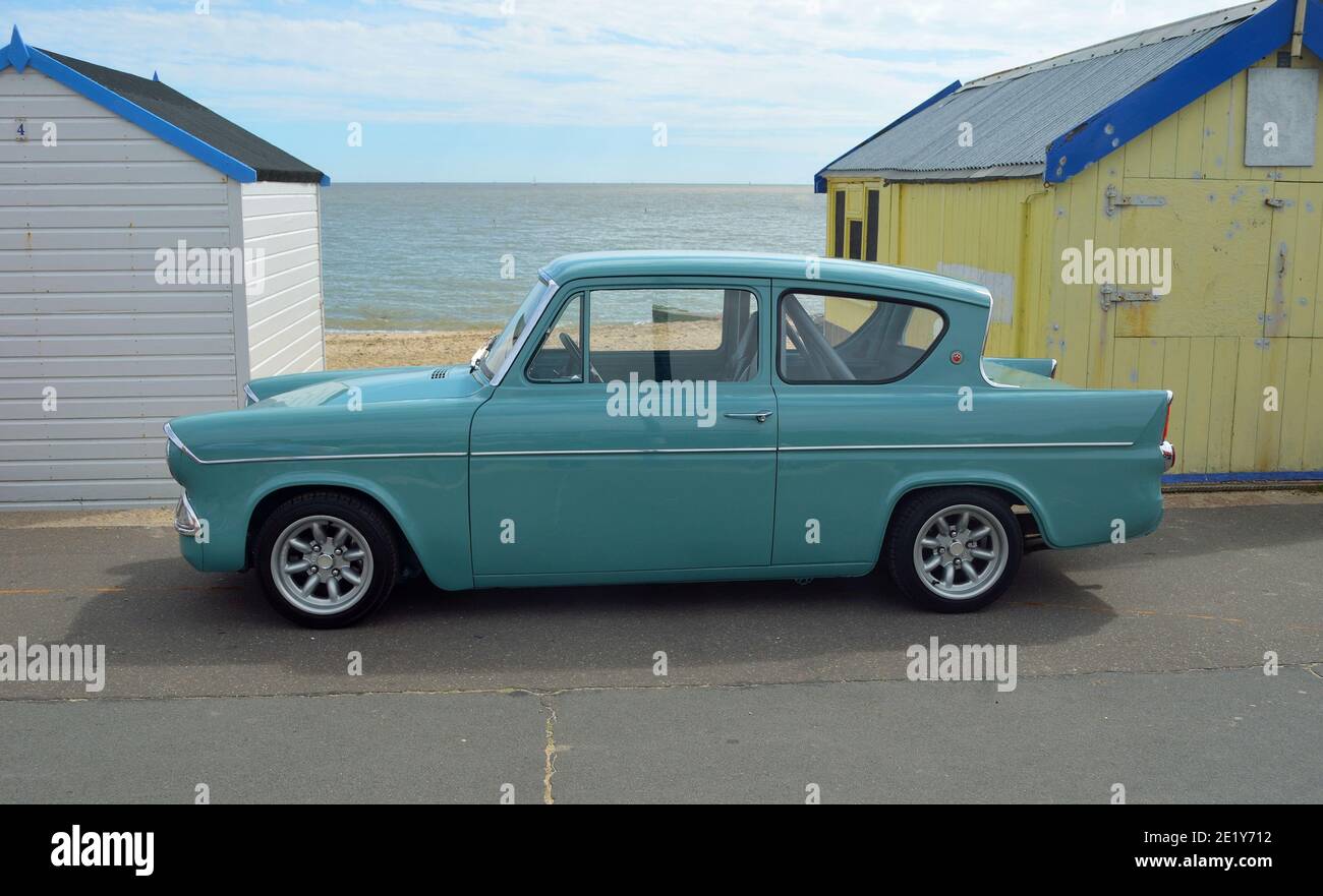 Klassischer blauer Ford Anglia von Strandhütten an der Felixstowe Promenade. Stockfoto