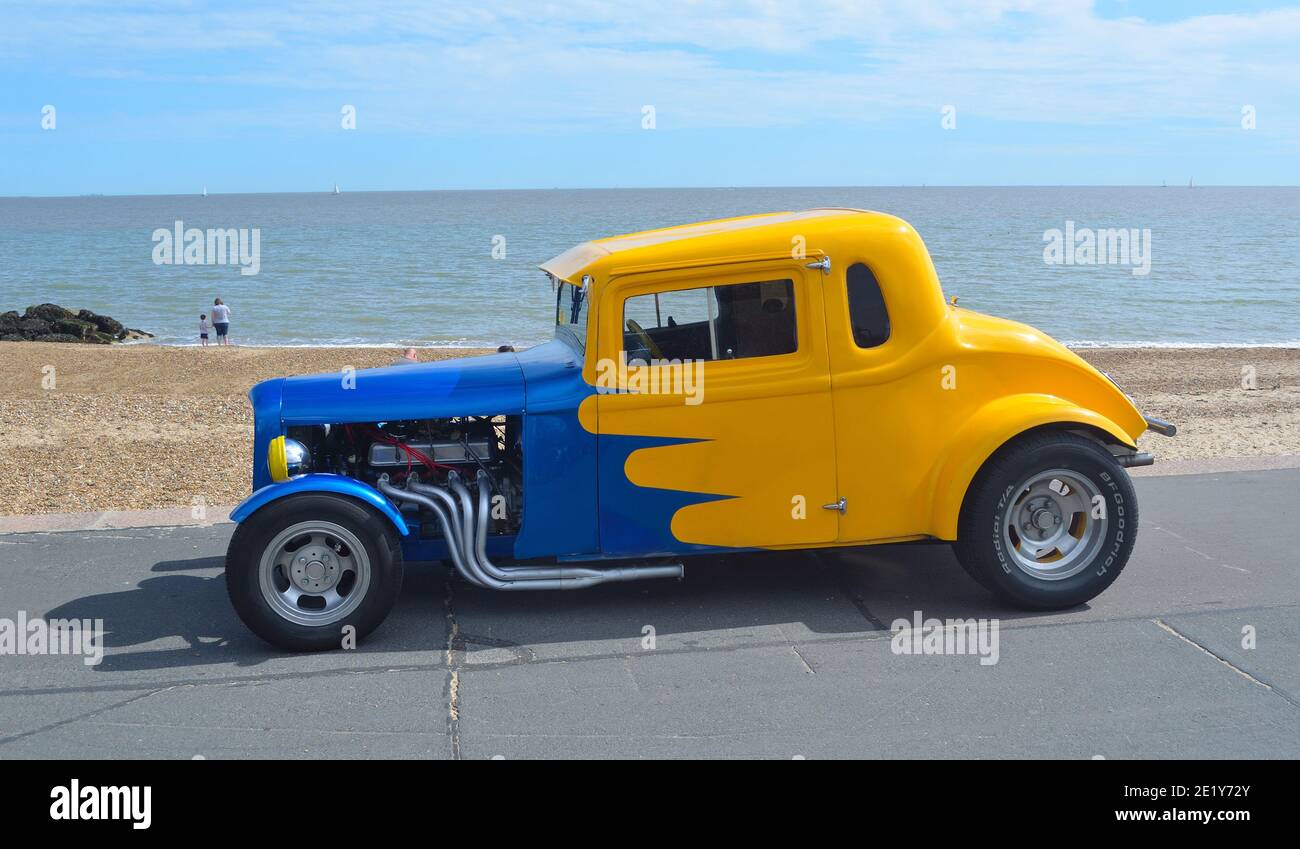 Klassische blaue und gelbe Hotrod auf der Felixstowe Strandpromenade. Stockfoto