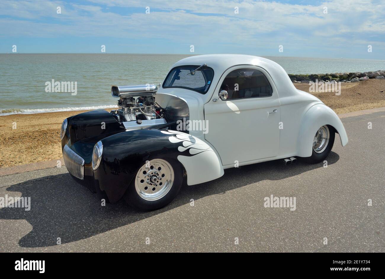 Weißer und schwarzer Hotrod-Motorwagen an der Felixstowe-Küste. Stockfoto
