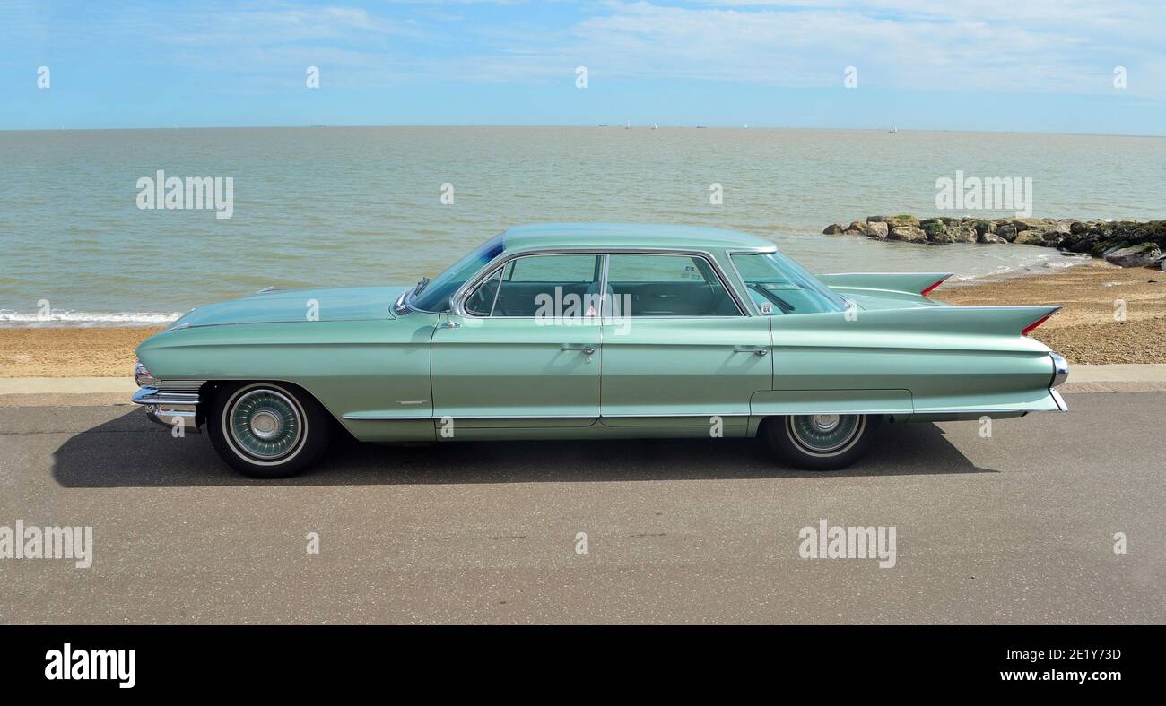 Der klassische Cadillac Sedan de Ville Motorwagen wird am Meer von Felixstowe gezeigt. Stockfoto