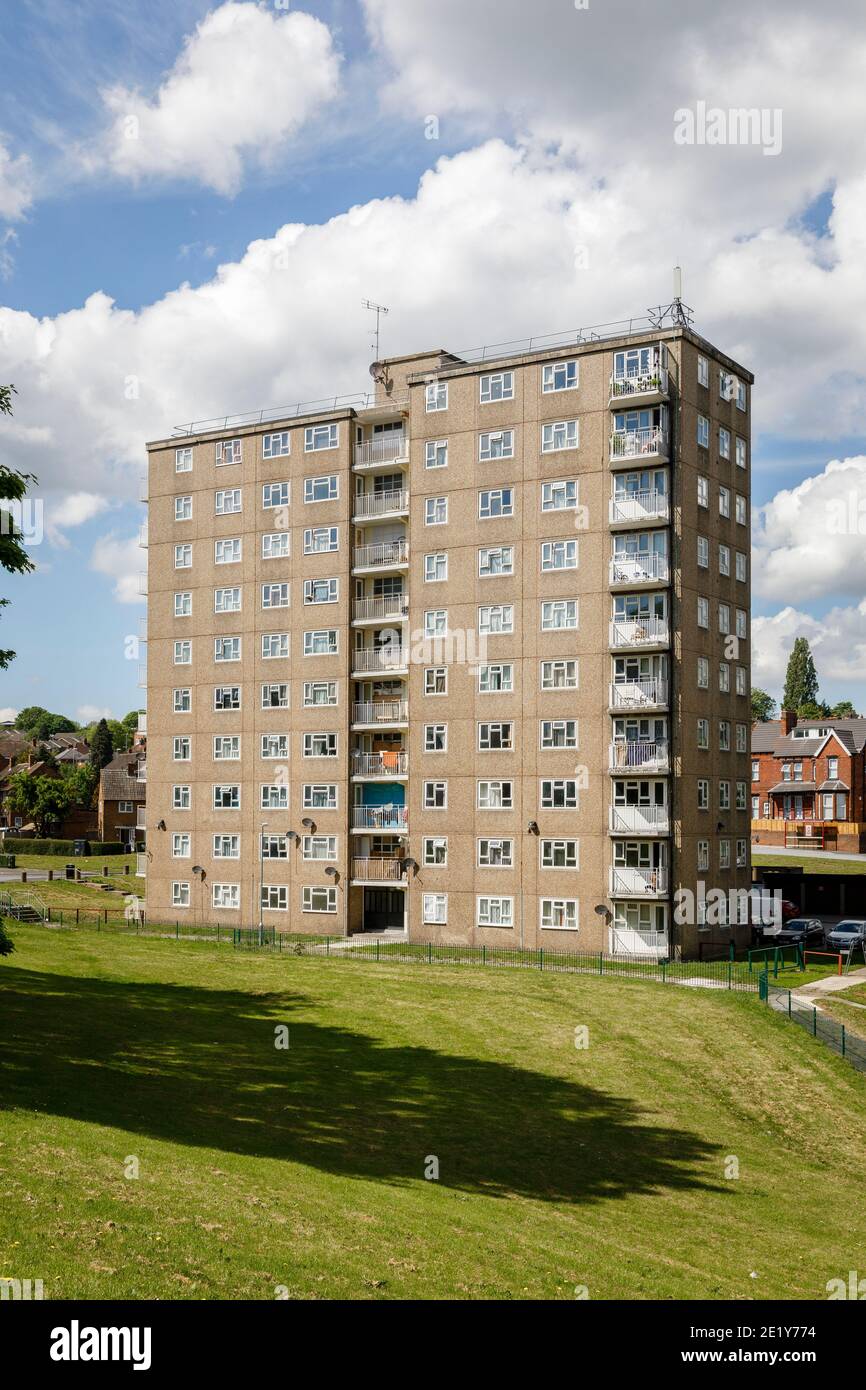 Wohnblock an einem sonnigen Tag in Großbritannien. Raynville Grange, Bramley Leeds, England Stockfoto