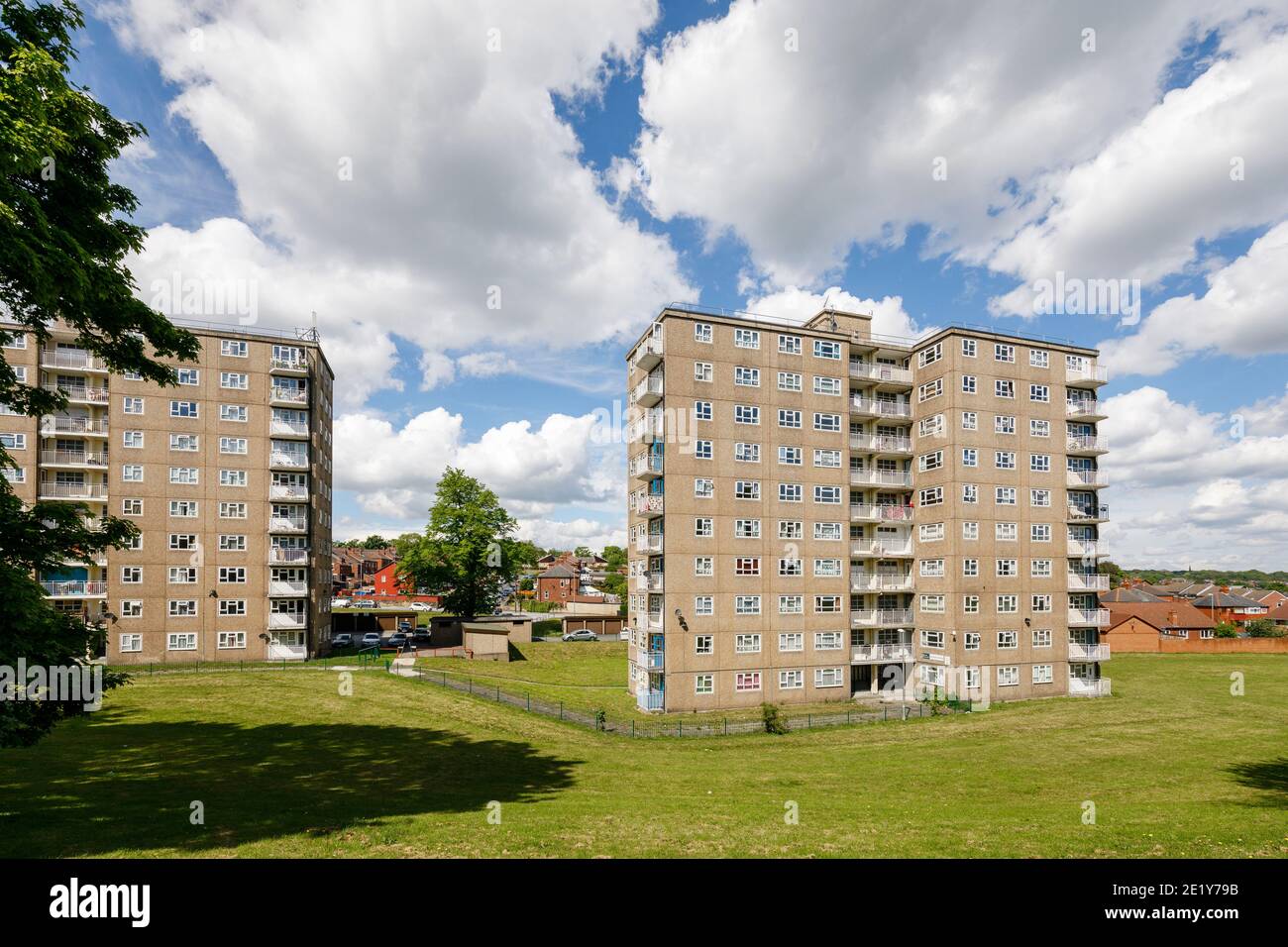 Wohnblöcke an einem sonnigen Tag in Großbritannien. Raynville Court und Raynville Grange, Bramley Leeds, England Stockfoto