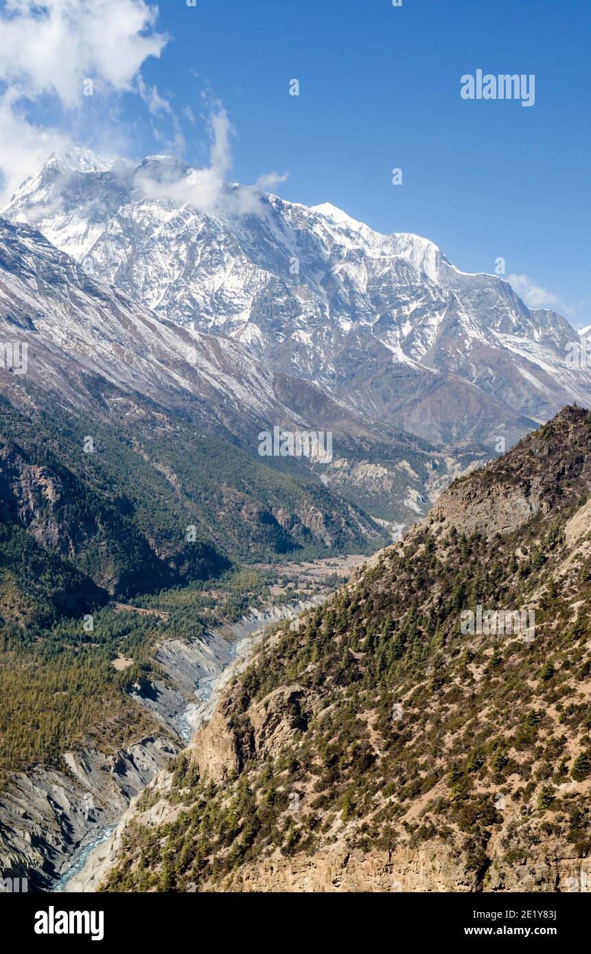 Annapurna III Berggipfel und Marsyangdi Tal, Annapurna Circuit, Nepal Stockfoto