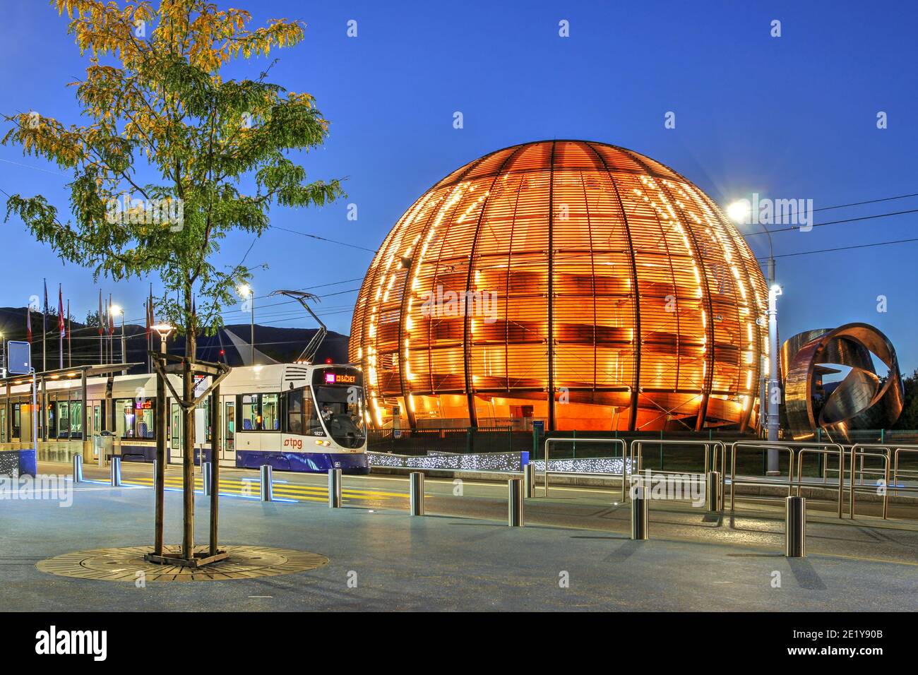 Nachtszene mit dem Globe of Science and Innovation als Besucherzentrum des CERN in Esplanade des particules, Meyrin, bei Genf, Schweiz. A TG Stockfoto