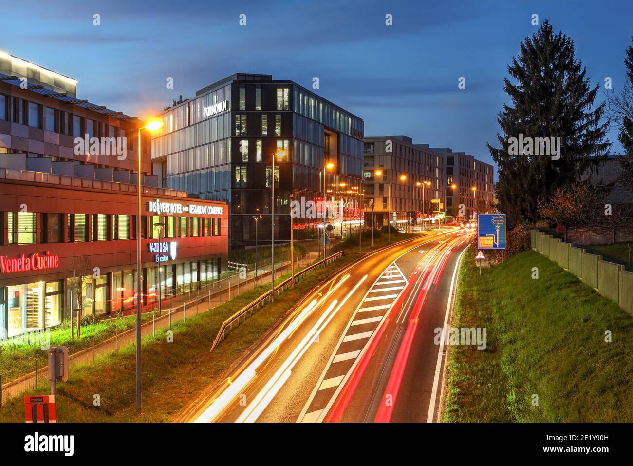 Nachtaufnahme des Oasis Quarter, das 2020 in Crissier, im Osten von Lausanne, mit mehreren Büro- und Wohngebäuden entwickelt wurde. Stockfoto