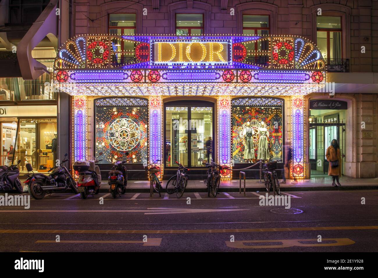 Genf, Schweiz - 19. Dezember 2020 - Dior Store in Genf, Schweiz wunderschön dekoriert für die Weihnachtszeit 2020-2021 von luminarie Lights des Stockfoto