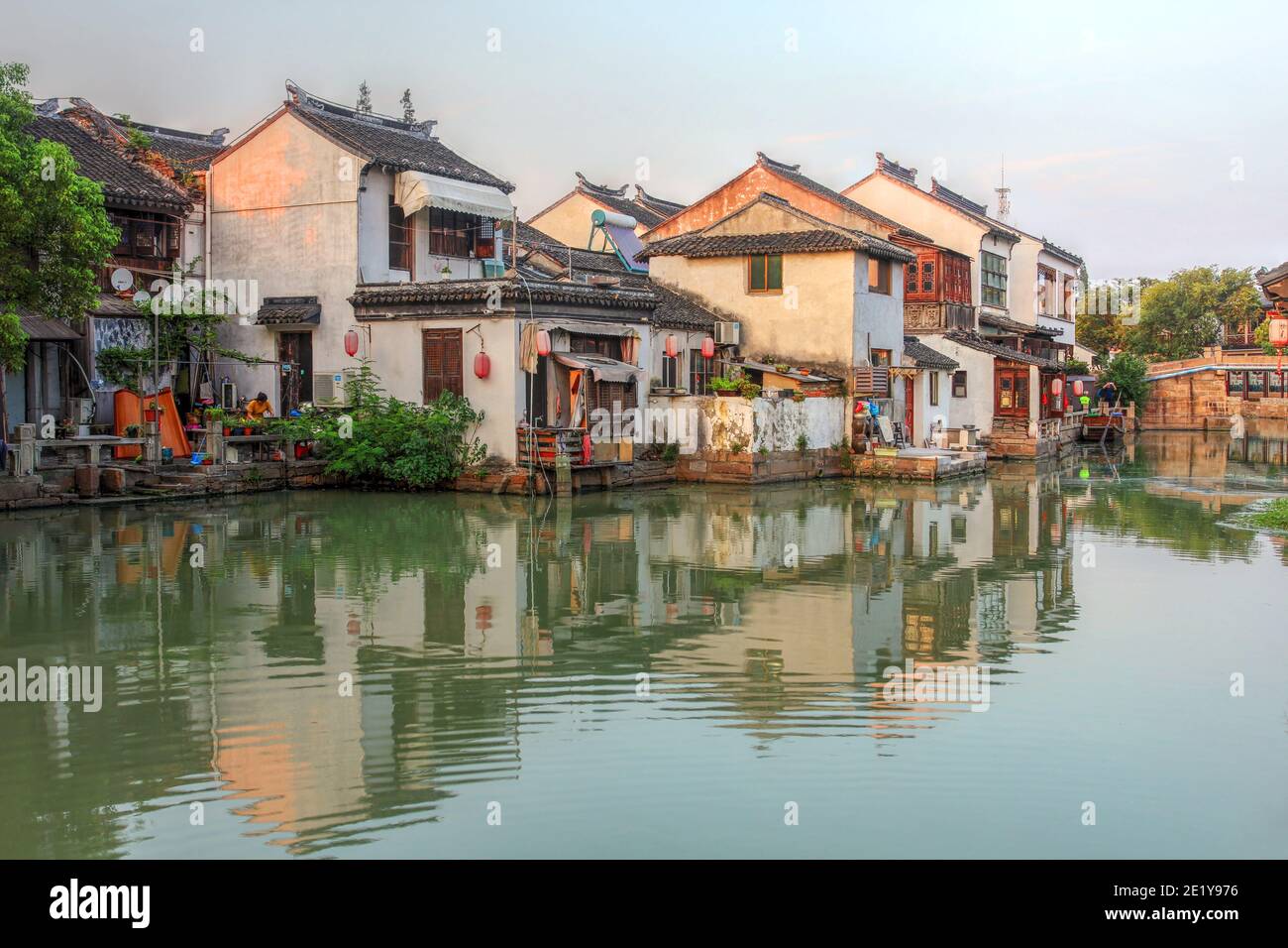 Abendszene mit traditionellen alten chinesischen Häusern entlang eines Kanals in Tongli, einer schönen Wasserstadt in der Nähe von Suzhou, Provinz Jiangsu, China. Stockfoto