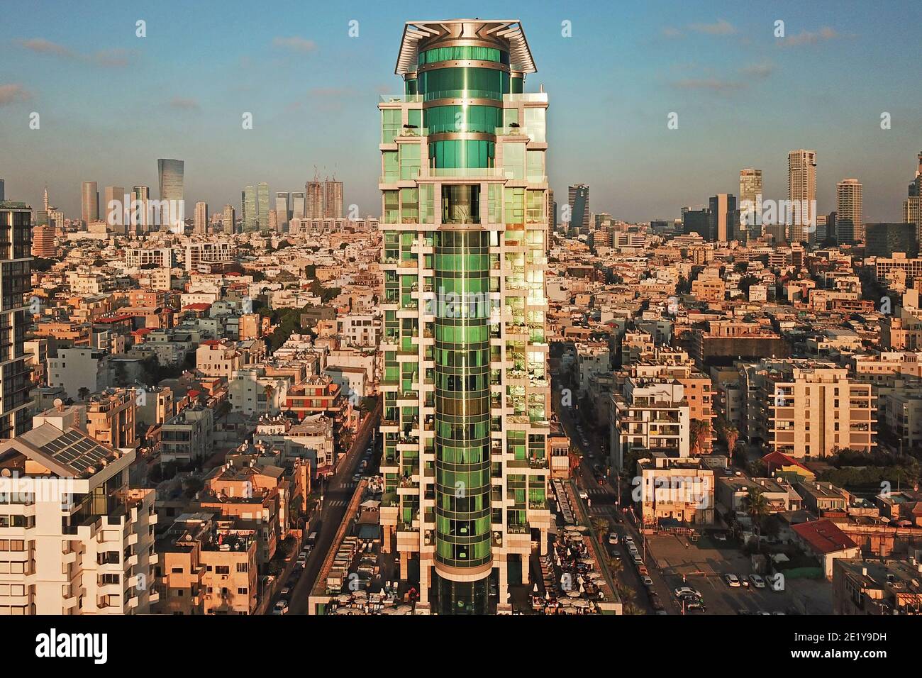 Luftaufnahme von Tel Aviv Waterfront mit Fokus auf die Luxus Isrotel Royal Beach Tel Aviv Hotel und der Stadt Skyline im Hintergrund am goldenen Stockfoto