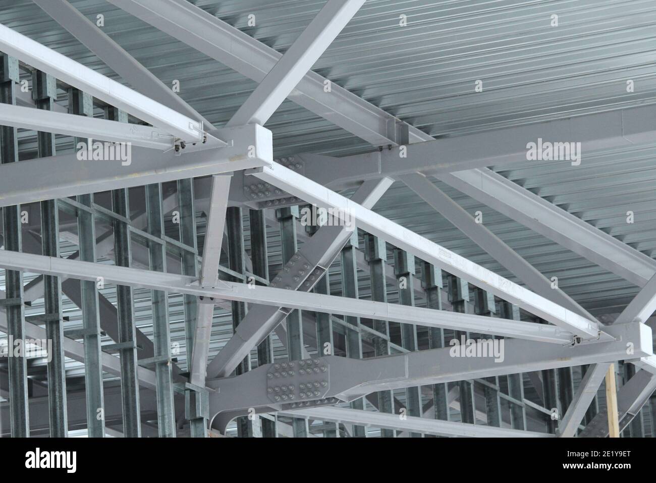 Eine alte Stahl-Metall-Farm. Struktur aus Metall-Struktur der Frame-Typ Industriegebäude. Leichte Metallrahmenkonstruktion. Hochwertige Fotos Stockfoto