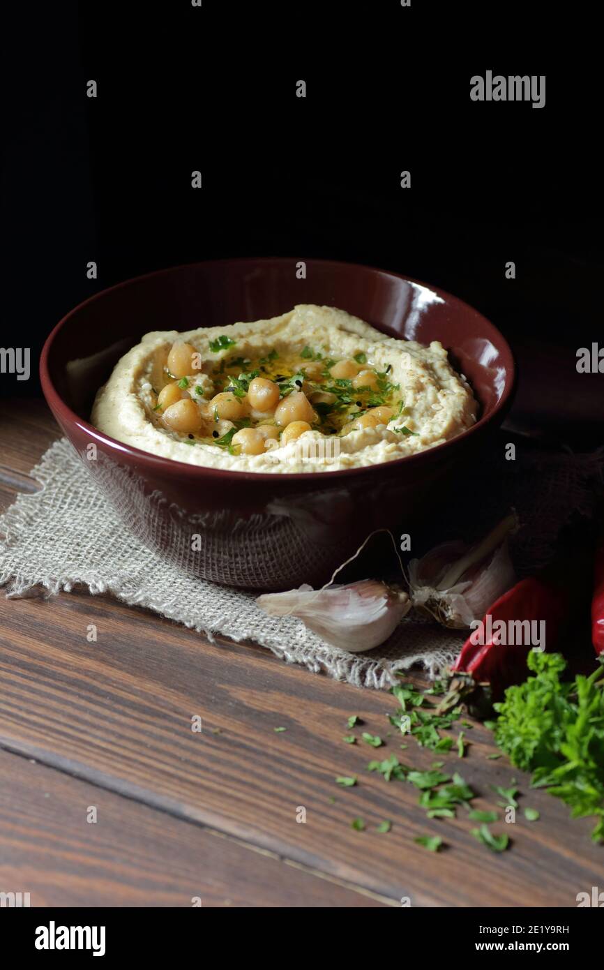 Hummus - Kichererbsen traditionelle jüdische und libanesische Küche Gericht, flach Lay, Nahaufnahme, Humus ist ein veganes und vegetarisches gesundes Hülsenfrüchte Essen Stockfoto