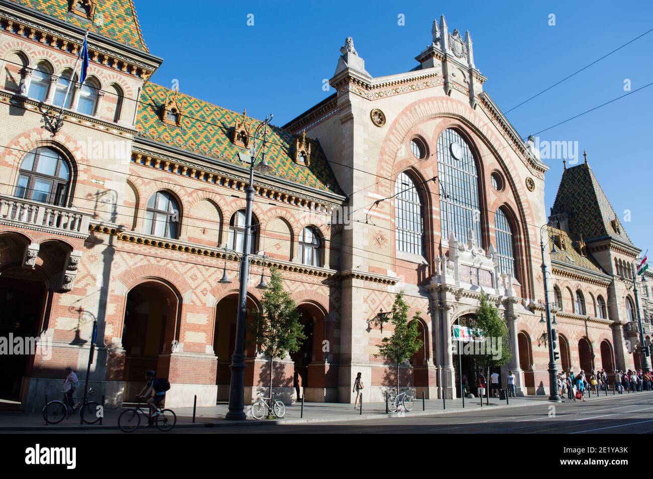 Budapest, Ungarn: Vorderansicht der Großen Markthalle, dem größten und ältesten Markt mit traditionellem Essen, mit Eingangstor im neogotischen Stil Stockfoto