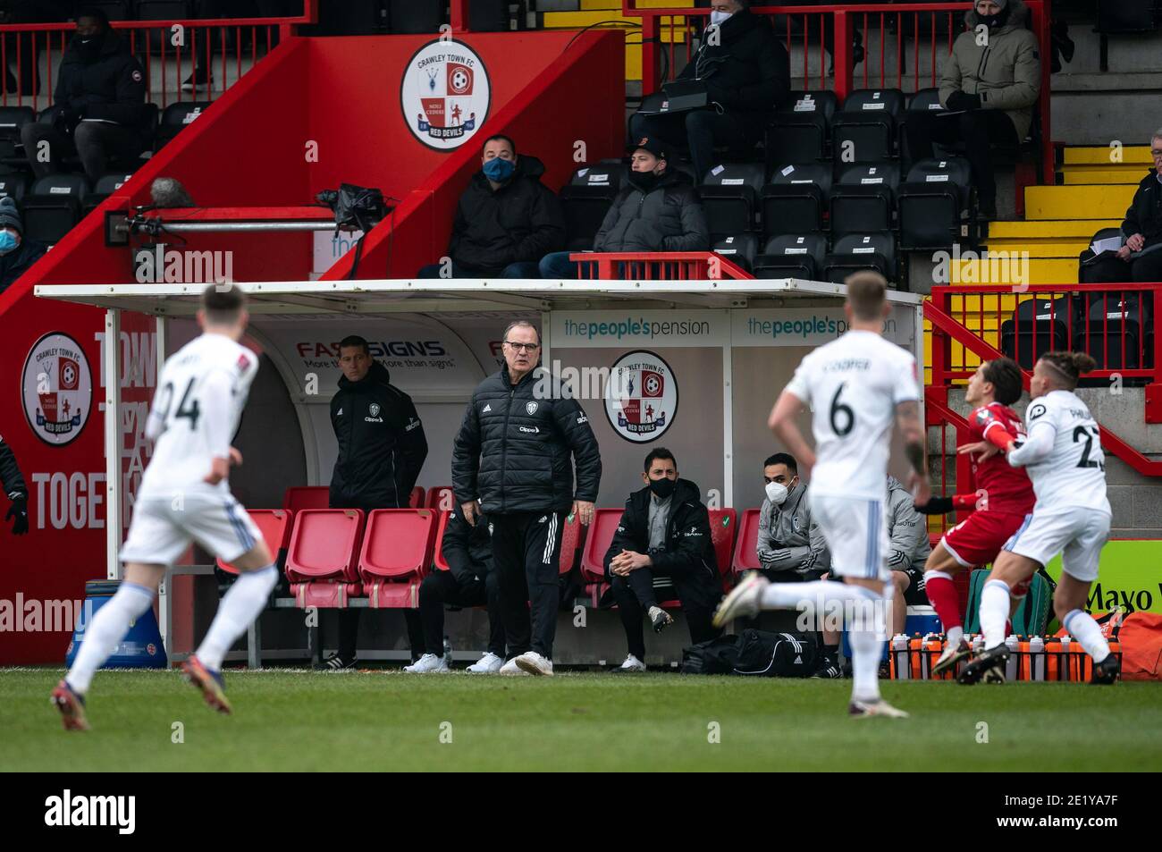 Crawley, Großbritannien. Januar 2021. Leeds United Manager Marcelo Bielsa wacht während des FA Cup 3. Runde Spiel zwischen Crawley Town und Leeds United, das Spiel war hinter verschlossenen Türen ohne Unterstützer aufgrund der aktuellen COVID-19 Pandemie Regierung Sperre im People's Pension Stadium, Crawley, England am 10. Januar 2021. Foto von Liam McAvoy/Prime Media Images. Kredit: Prime Media Images/Alamy Live Nachrichten Stockfoto