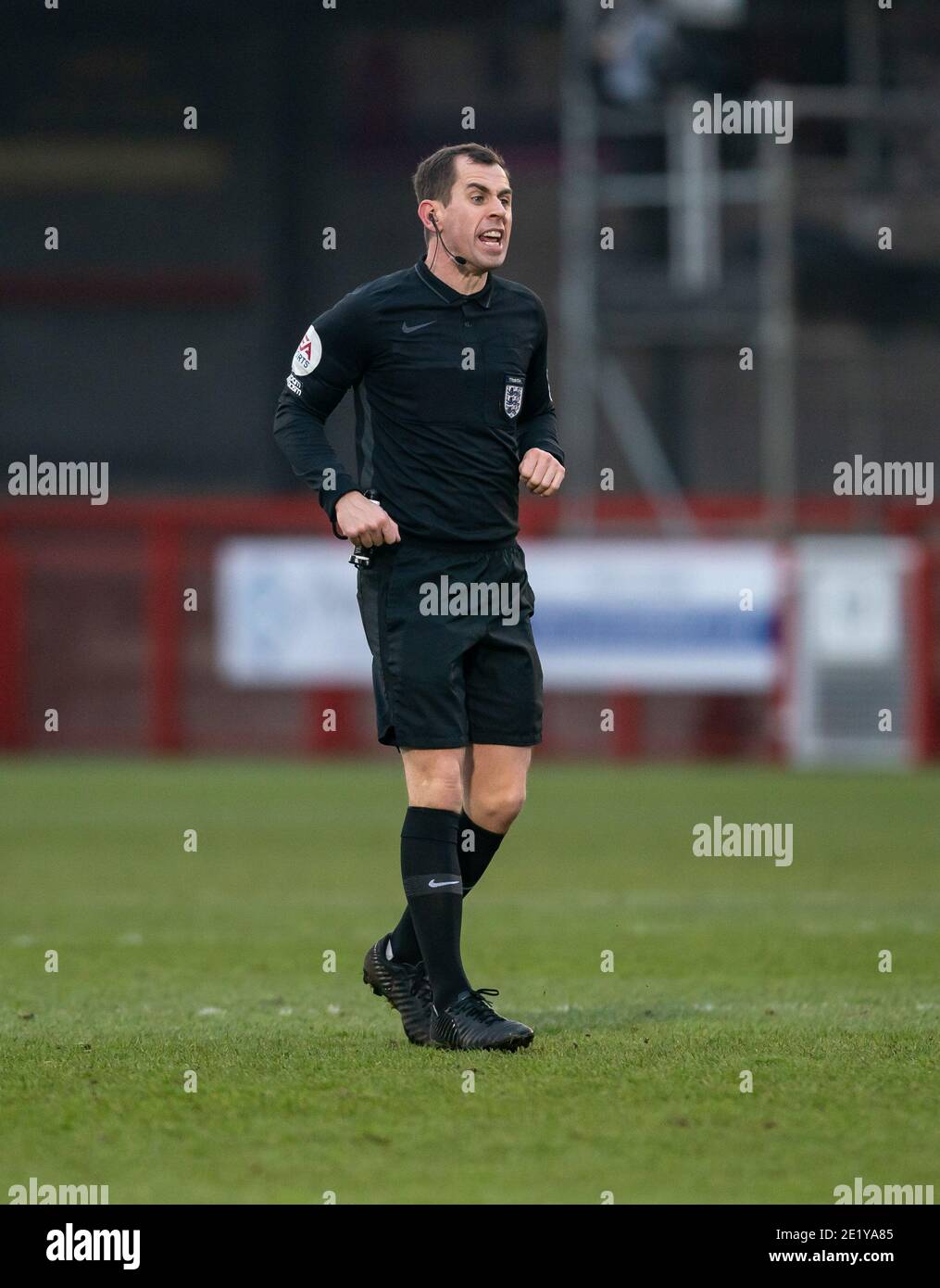 Crawley, Großbritannien. Januar 2021. Schiedsrichter Peter Bankes während des 3. Runde Spiels des FA Cup zwischen Crawley Town und Leeds United war das Spiel hinter verschlossenen Türen ohne Unterstützer aufgrund der aktuellen COVID-19 Pandemie-Regierung Sperre im People's Pension Stadium, Crawley, England am 10. Januar 2021. Foto von Liam McAvoy/Prime Media Images. Kredit: Prime Media Images/Alamy Live Nachrichten Stockfoto