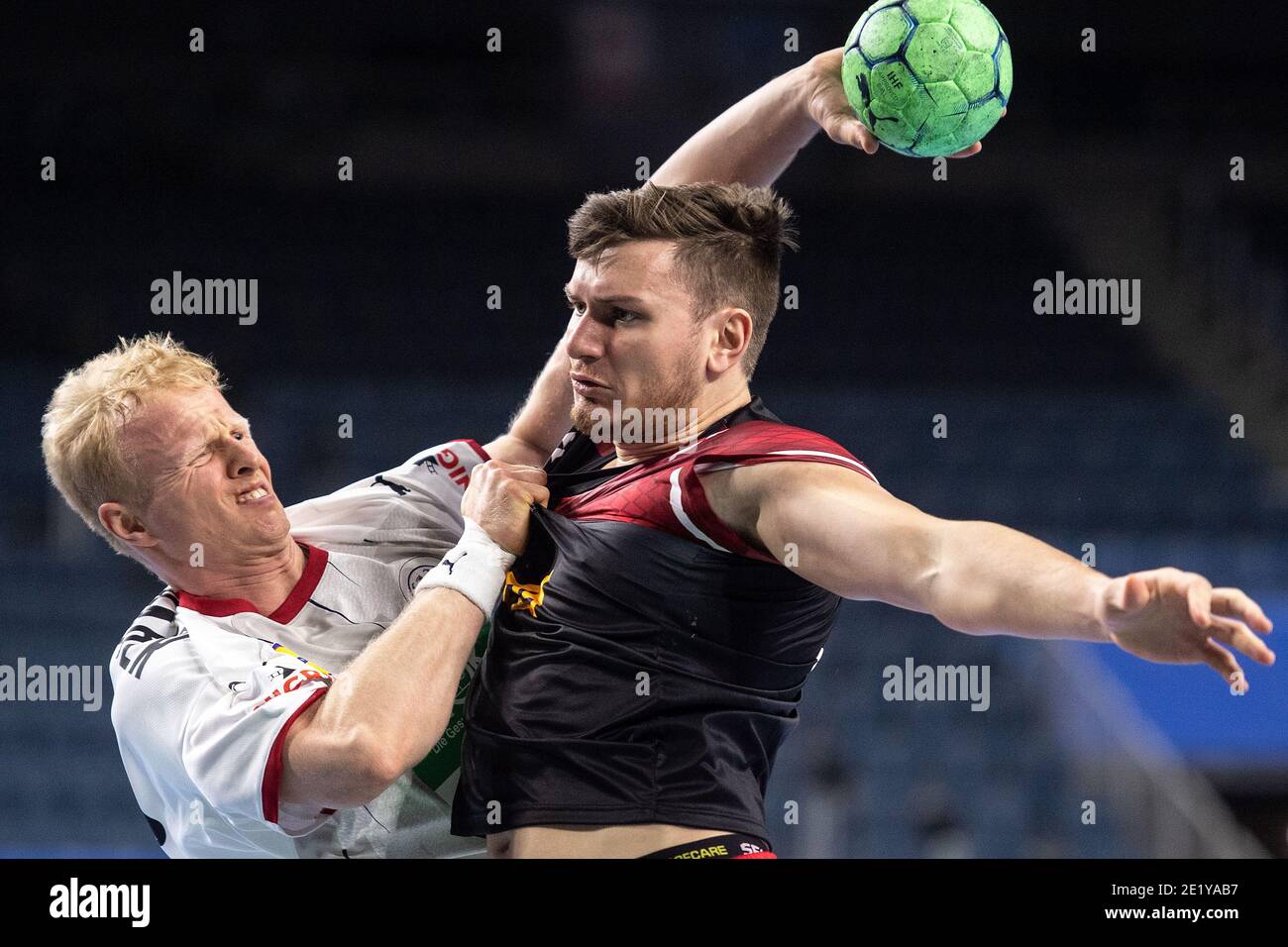 Köln, Deutschland. Januar 2021. Handball: Europameisterschaft Qualifikation, Deutschland - Österreich, 2. Qualifikationsrunde, Gruppe 2, Matchday 4. Deutschlands Sebastian Firnhaber (l) und Österreichs Daniel Dicker kämpfen um den Ball. Quelle: Marius Becker/dpa/Alamy Live News Stockfoto