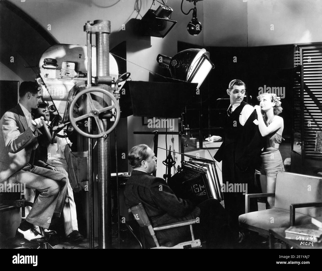 Kameramann OLIVER T. MARSH Regisseur ROBERT z. LEONARD CLARK GABLE und JOAN CRAWFORD am Set Candid Dreharbeiten DANCING LADY 1933 Regisseur ROBERT z. LEONARD Buch James Warner Bellah gowns Gilbert Adrian Executive Producer David O. Selznick Metro Goldwyn Mayer Stockfoto