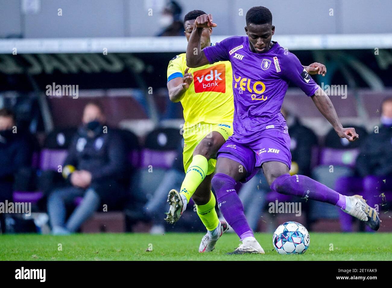 ANTWERPEN, BELGIEN - 10. JANUAR: Nurio Fortuna von KAA Gent, Ismaila Coulibaly von Beerkot v.a. während des Pro League-Spiels von Beerkot VA und KAA Gent am 10. Januar 2021 in der Sporthal Kiel in Antwerpen, Belgien (Foto: Jeroen Meuwsen/BSR AgencyOrange PicturesAlamy Live News) Stockfoto