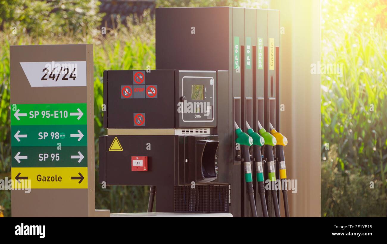 Tankstelle öffnen 24/24 in der Rücklicht mit Zeichen SP 95, SP 98 SP 95 und Gazole. Stockfoto