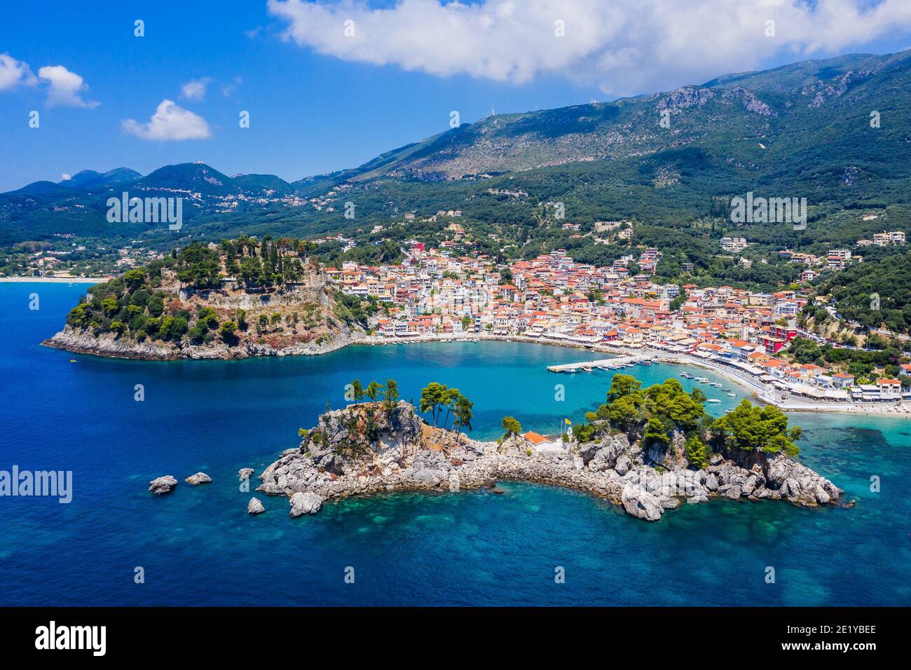 Parga, Griechenland. Luftaufnahme des Ortes und der Insel Panagia. Stockfoto