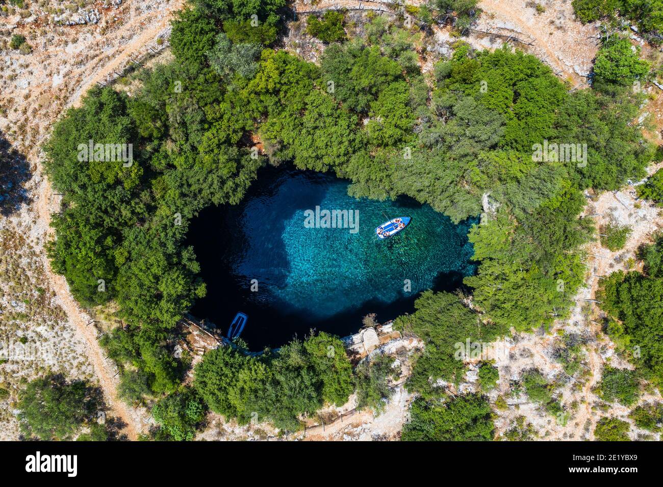 Kefalonia, Griechenland. Luftaufnahme der Melissani Höhle, Sami Dorf. Stockfoto