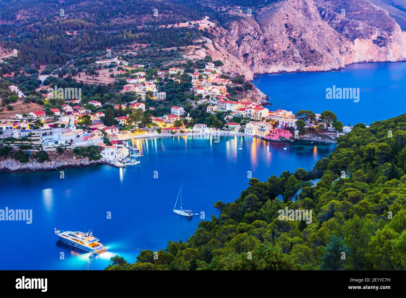 Kefalonia, Griechenland. Farbenprächtiges Dorf Assos von der Burg Assos aus gesehen. Stockfoto