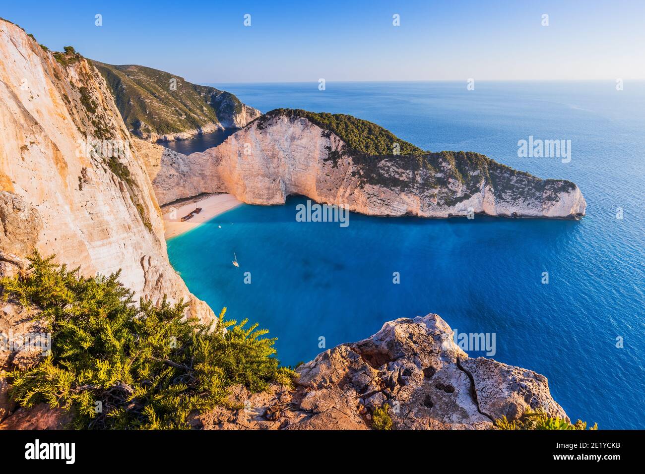 Zakynthos, Griechenland. Navagio Beach mit Schiffswrack bei Sonnenuntergang. Stockfoto