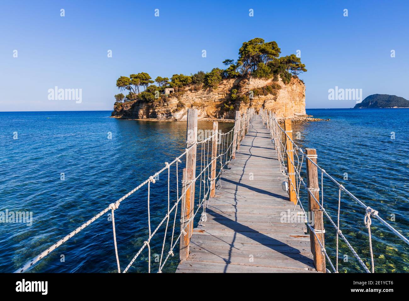 Zakynthos, Griechenland. Holzbrücke über das Meer, die zur Insel Cameo führt. Stockfoto