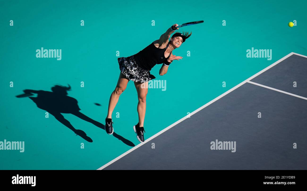 Maria Sakkari aus Griechenland im Einsatz gegen Garbine Muguruza aus Spanien während ihres dritten Spielrunde beim 2021 Abu Dhabi WTA Women&#039;s Tennis Open WTA 500 Turnier am 10. Januar 2021 in Abu Dhabi, Vereinigte Arabische Emirate - Foto Rob Prange / Spanien DPPI / DPPI / LM Stockfoto
