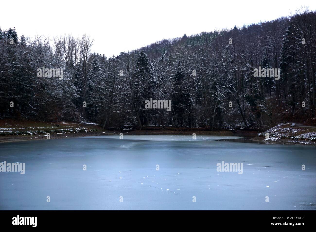 Gefrorener See in einer Winterlandschaft Stockfoto