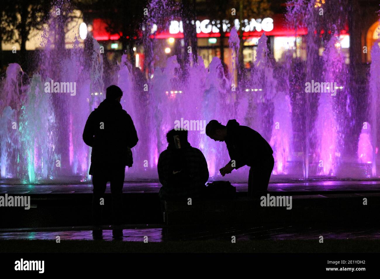 In den Piccadilly Gardens in Manchester sitzen Menschen um die Brunnen herum. Stockfoto