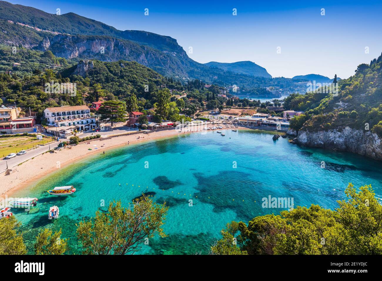 Korfu, Griechenland. Malerisches Dorf Paleokastritsa und sein Strand. Stockfoto