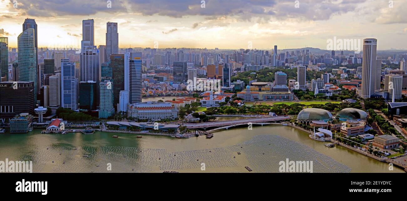 Blick auf die Skyline des Singapore Financial Center vom Marina Bay Sands Hotel. Stockfoto