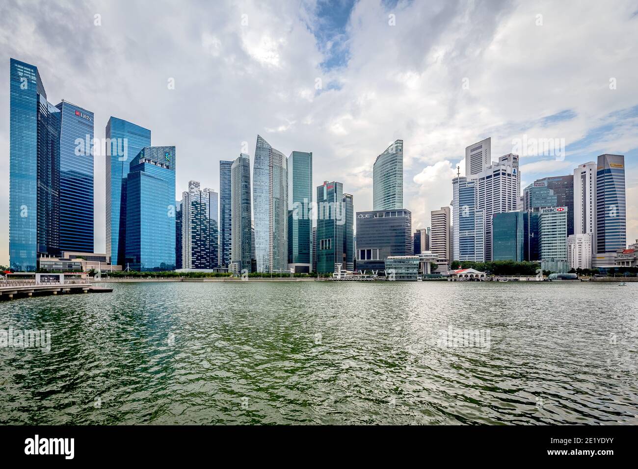 Blick auf die Skyline von Singapur von der Marina Bay. Singapur. Stockfoto