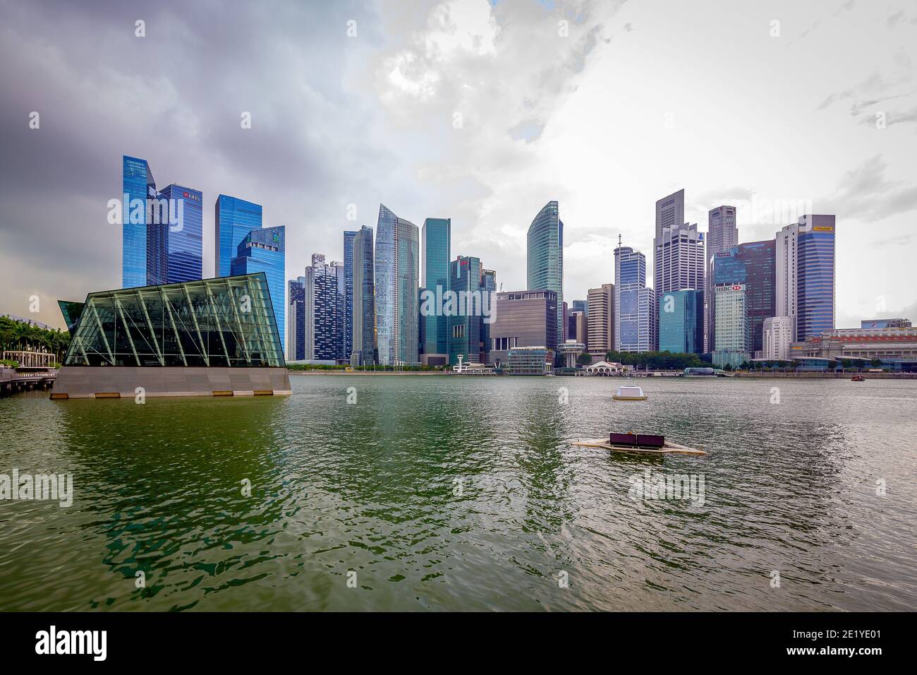 Louis Vuitton Maison von Marina Bay Sands und Financial Center. Singapur. Stockfoto