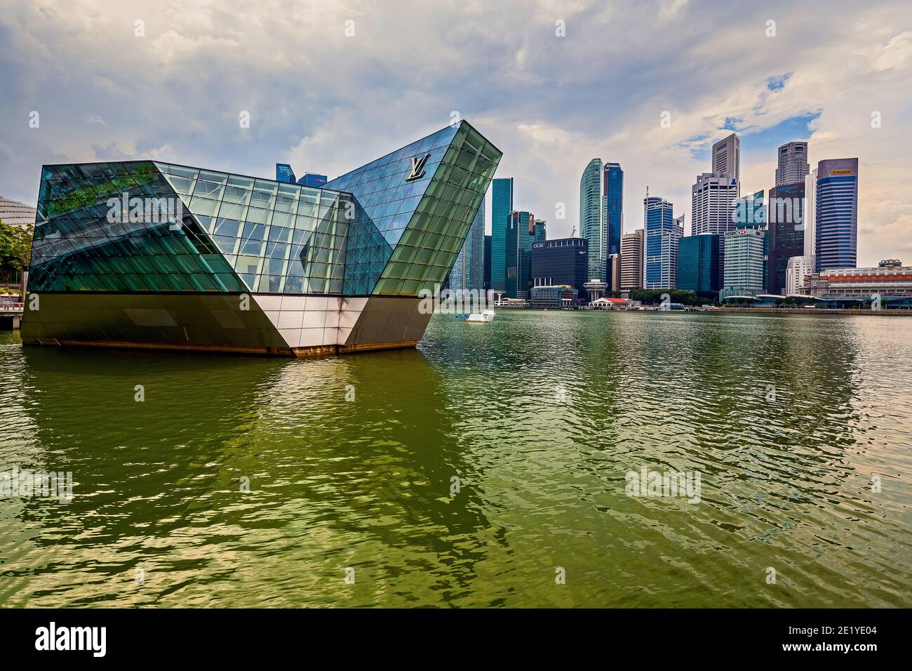 Louis Vuitton Maison von Marina Bay Sands und Financial Center. Singapur. Stockfoto