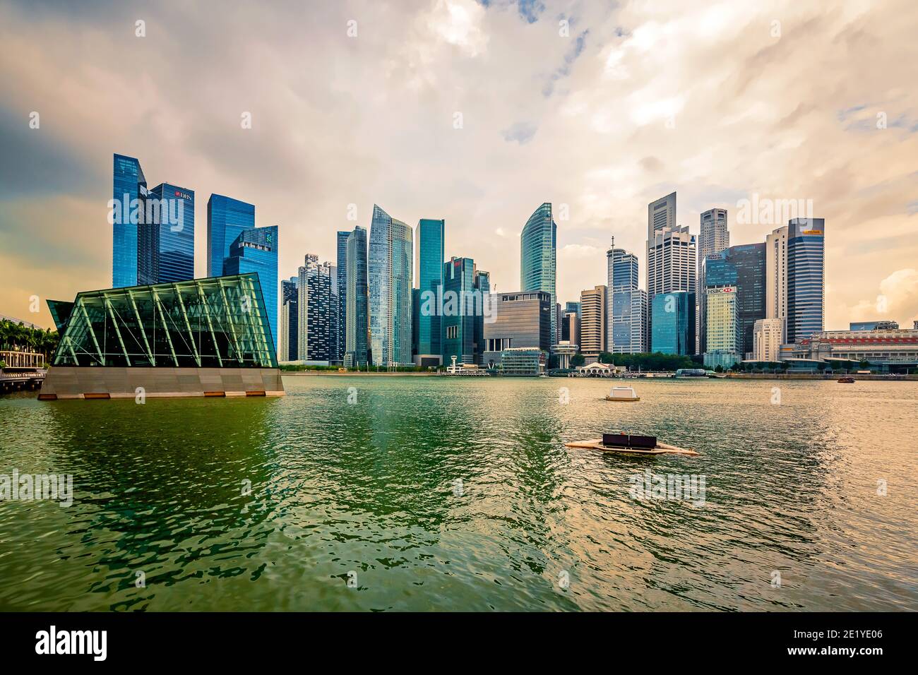 Louis Vuitton Maison von Marina Bay Sands und Financial Center. Singapur. Stockfoto
