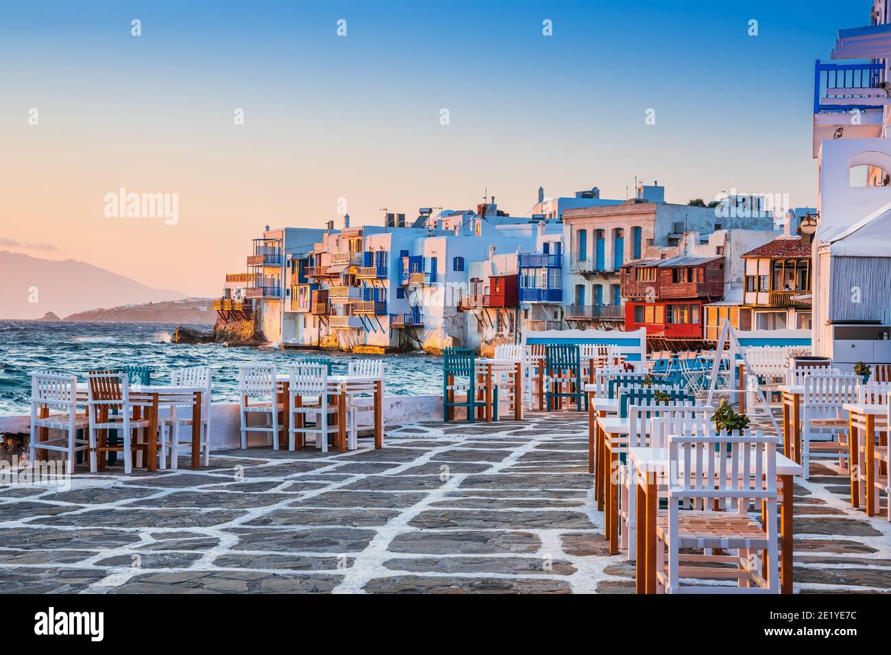 Mykonos, Griechenland. Waterfront in Little Venice, Mykonos bei Sonnenuntergang. Stockfoto