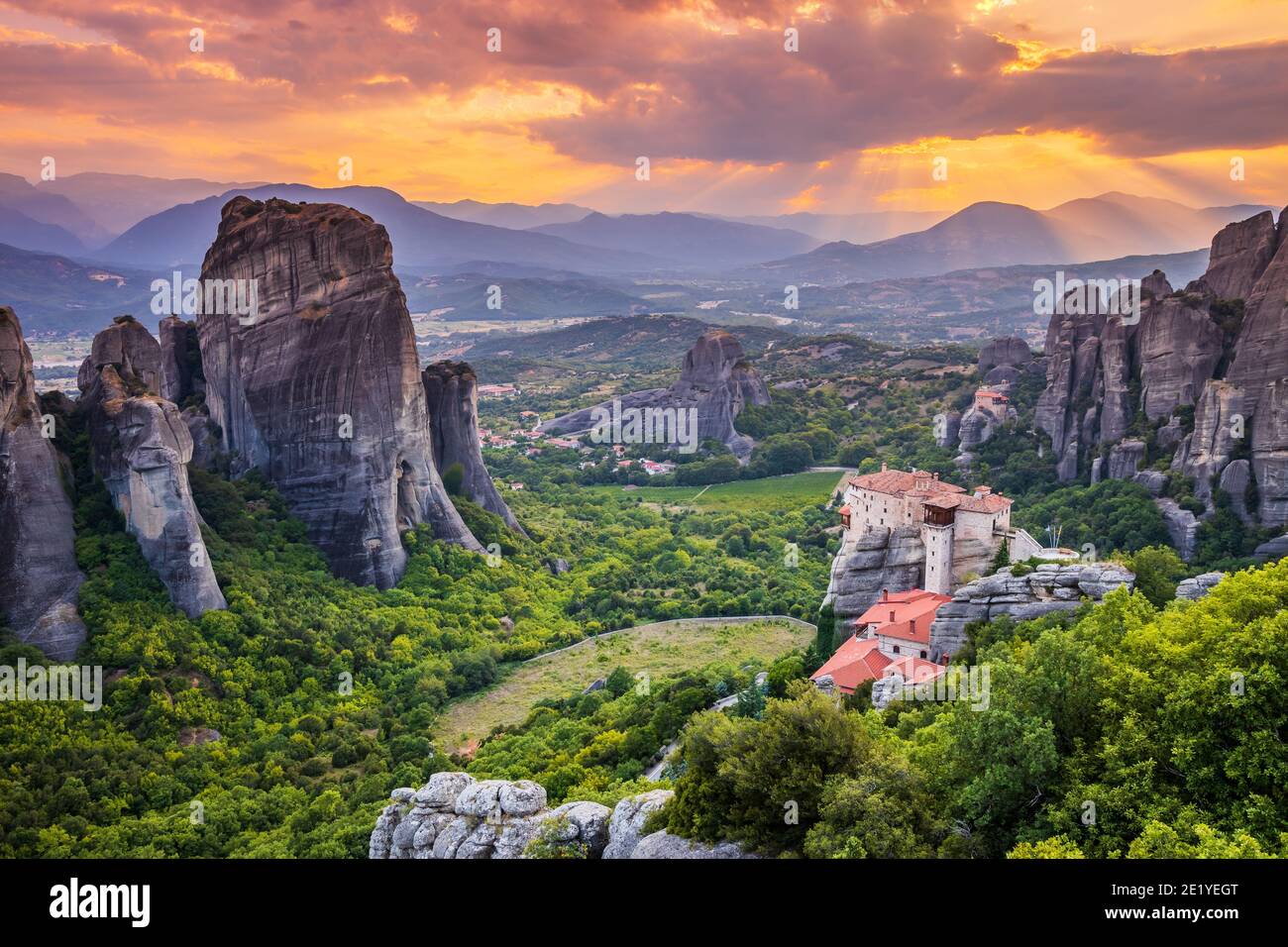 Meteora, Griechenland. Sandsteinfelsen, die Klöster Rousanou und Nikolaos bei Sonnenuntergang. Stockfoto