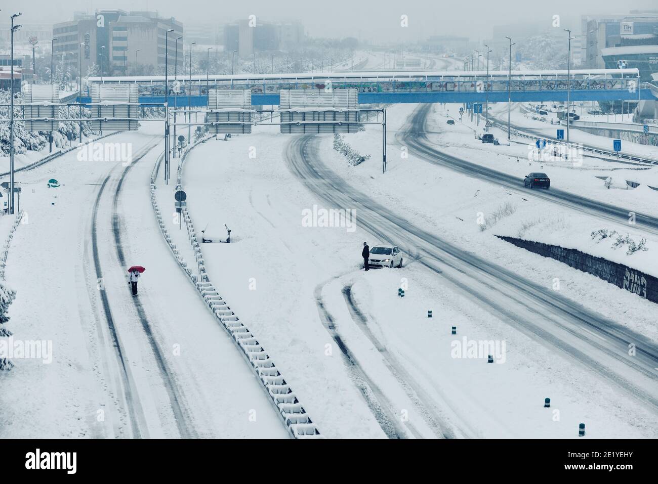 Fast leer Highway A1 in Las Tablas, Madrid, Spanien nach dem Wintersturm Filomena Stockfoto