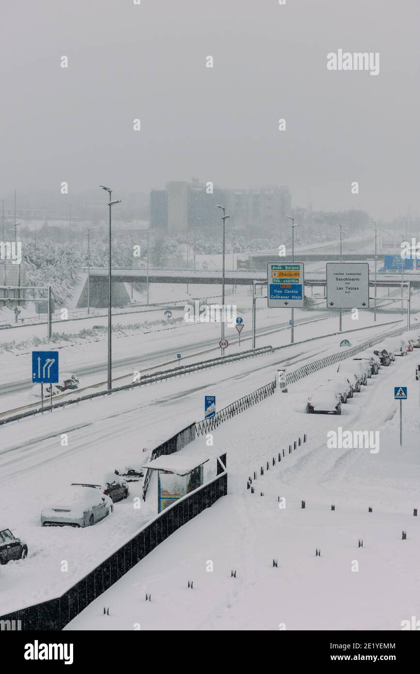 Fast leer Highway A1 in Las Tablas, Madrid, Spanien nach dem Wintersturm Filomena Stockfoto