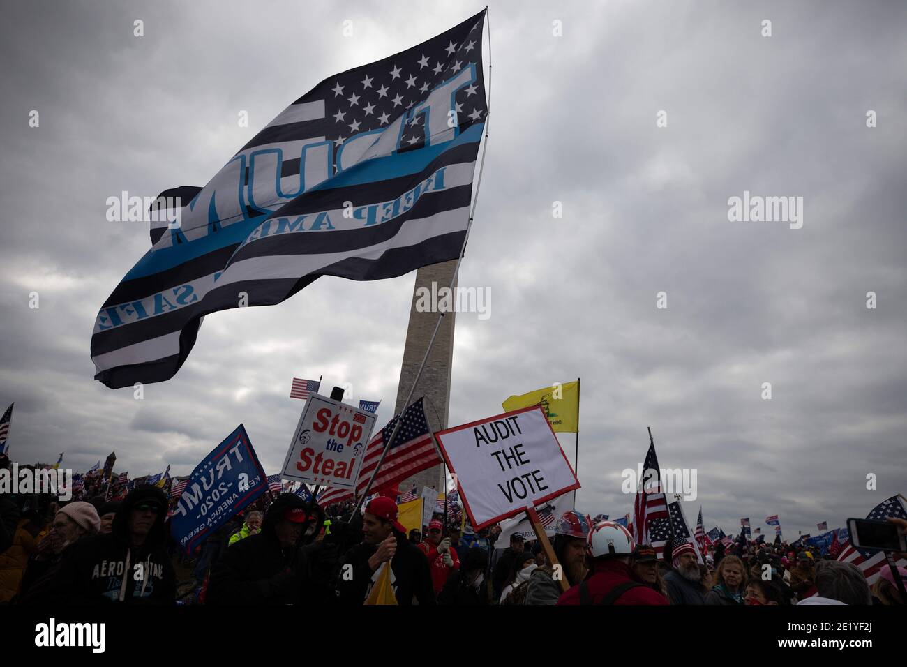 6. Januar 2021: Tausende von Trumps Anhängern protestieren heute am Washington Monument zur Unterstützung von Präsident Donald Trump bei einer Kundgebung "Rettet Amerika-Marsch", am 06. Januar 2021 in Washington DC, USA. Kredit: Eman Mohammed/ZUMA Wire/Alamy Live Nachrichten Stockfoto