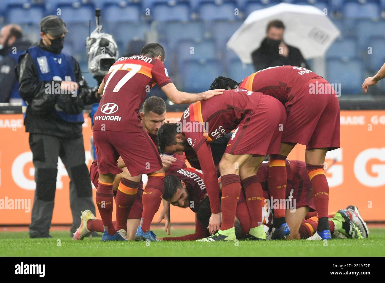 Rom, Italien. Januar 2021. ROM, ITALIEN - Januar 10 : Gianluca Mancini von AS Roma feiert mit seinen Teamkollegen nach einem Tor während der italienischen Serie EIN Fußballspiel zwischen AS Roma und FC International Mailand im Stadio Olimpico am 10. Januar 2021 in Rom Italien/LiveMedia Credit: Claudio Pasquazi/LPS/ZUMA Wire/Alamy Live News Stockfoto