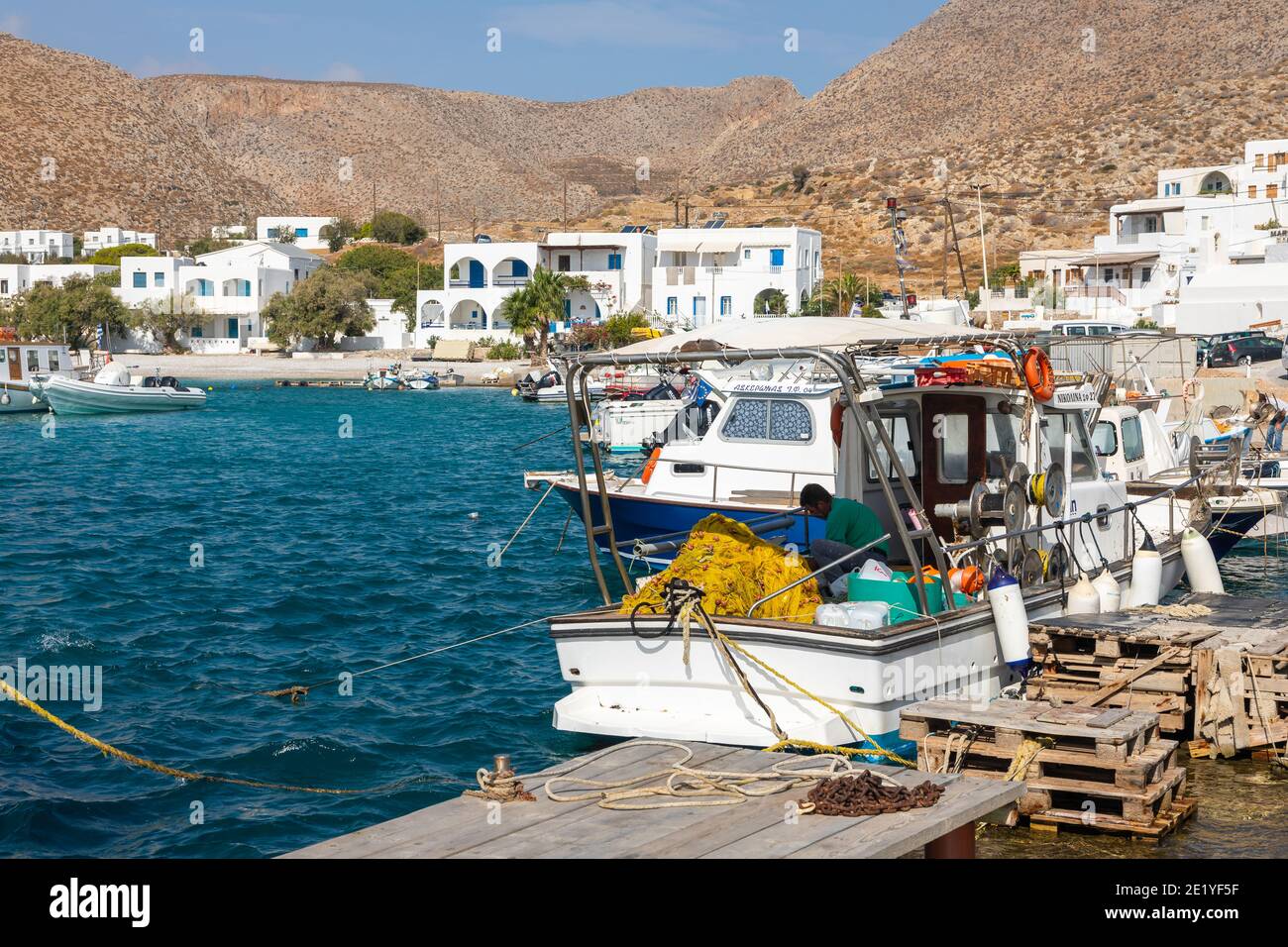 Insel Folegandros, Griechenland - 24. September 2020: Kutter und Motorboote liegen in der Karavostasi Marina auf der Insel Folegandros. Weiße Villen im Stockfoto