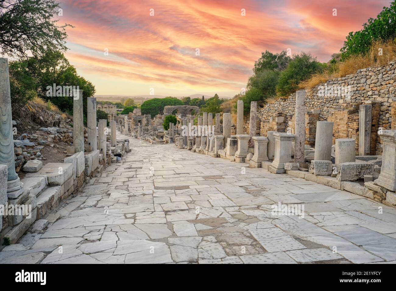 Curetes Straße in Ephesus Antike Stadt bei Sonnenuntergang in Izmir, Türkei - Oktober 2020: Alte und historische Straße aus der römerzeit. Stockfoto