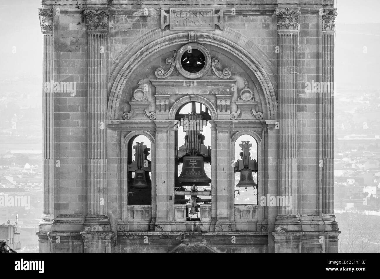 Ein Spaziergang in Granada: Detail des Glockenturms der Kathedrale von Granada von einem Aussichtspunkt der Albaicin gesehen Stockfoto