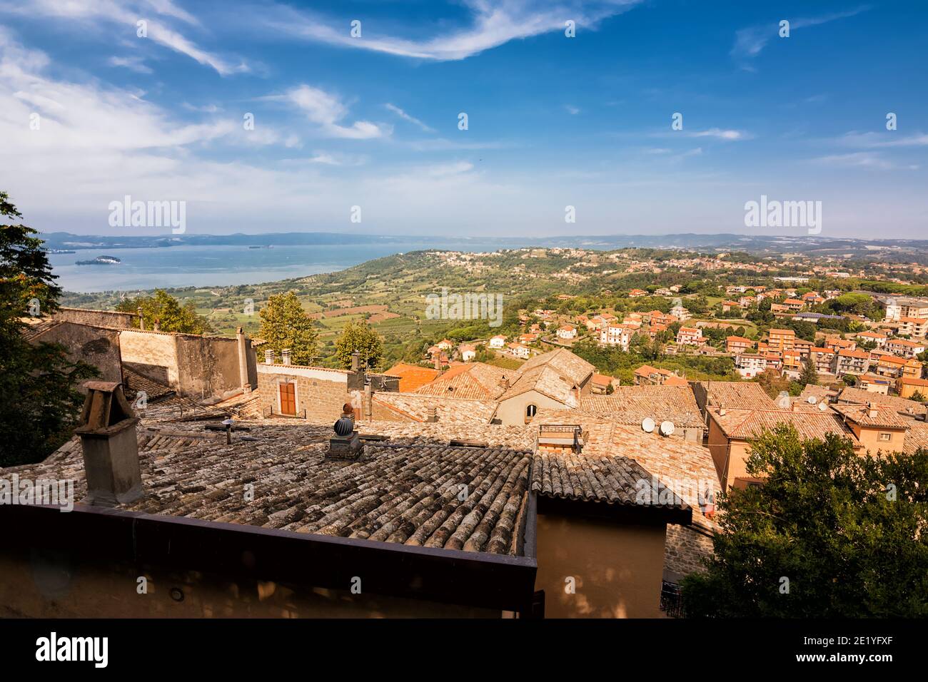 Blick auf den Bolsenasee vom Aussichtspunkt Montefiascone (Italien) Stockfoto